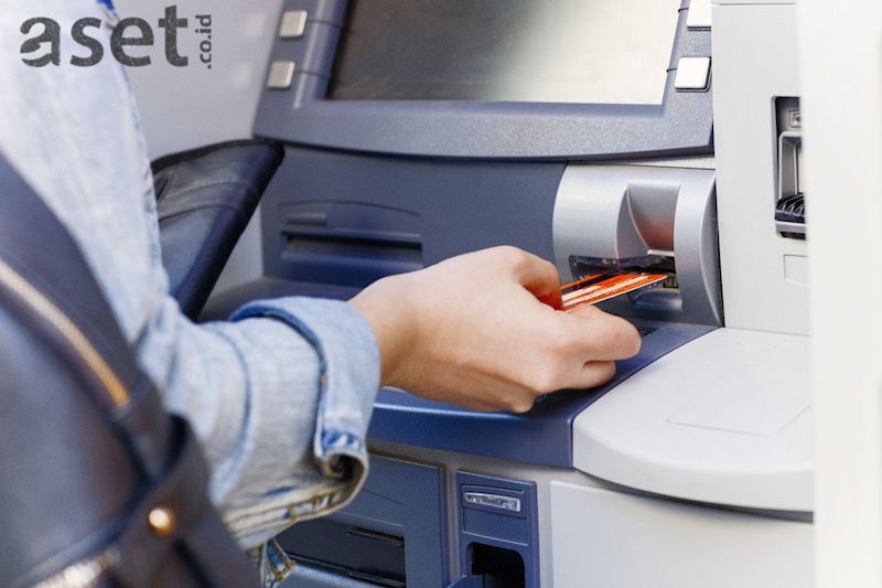 Tips-Bertransaksi-Aman-Saat-di-Mesin-ATM-Cara Mengganti PIN ATM Mandiri