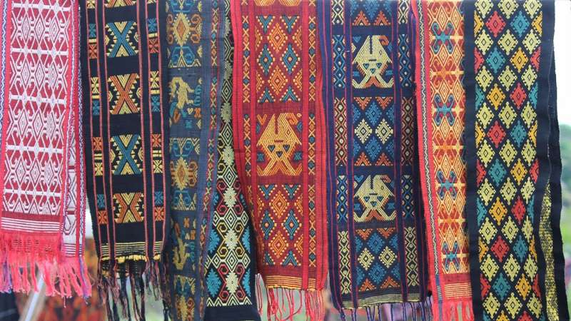 Kain-Tenun-dan-Batik-khas-Indonesia mengapa mencintai produk Indonesia dapat meningkatkan perekonomian